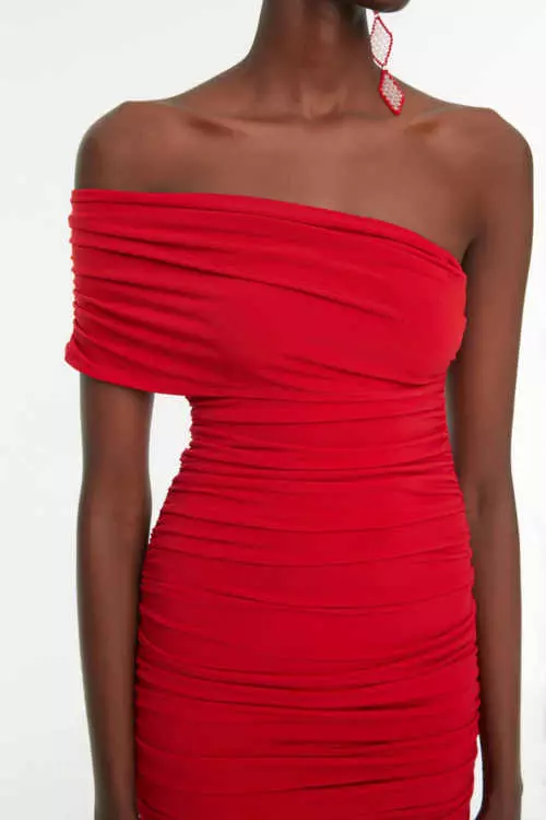 Червена рокля с едно рамо