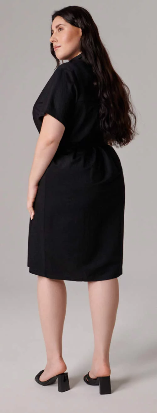 Черна лятна рокля с риза за плюс размер с дължина до коляното