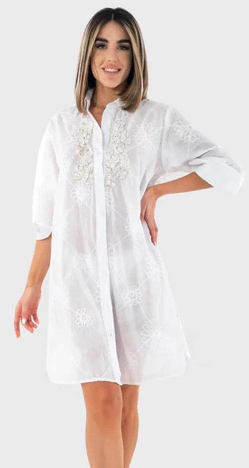 Бяла рокля с риза върху бански костюм
