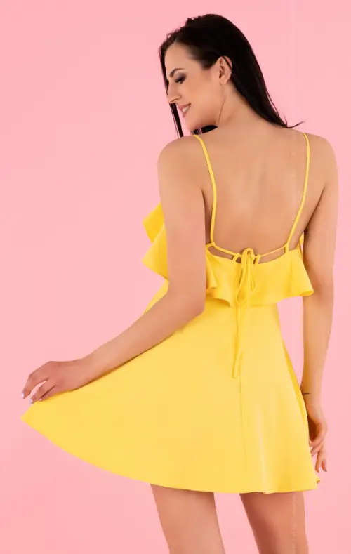 Жълта лятна рокля със свободен гръб